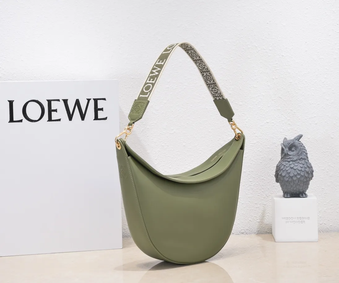 Avocado green, top quality original order. The smooth crescent shape of the L Luna series moon bag not only elongates the proportions of the whole person without getting stuck on the upper body, but also feels particularly comfortable. The wide shoulder strap design does not press the shoulder buckle opening, making it easier to open and close. The internal capacity is also large, and sunglasses and folding umbrellas can be easily arranged with sliding hanging loops hidden on both sides. Shoulder straps or hanging accessories can be attached, making it convenient for various occasions. It is a bag that shows off its temperament and is highly used in daily life! Luo Yiwei size: 29*27*8cm: model: 8891#